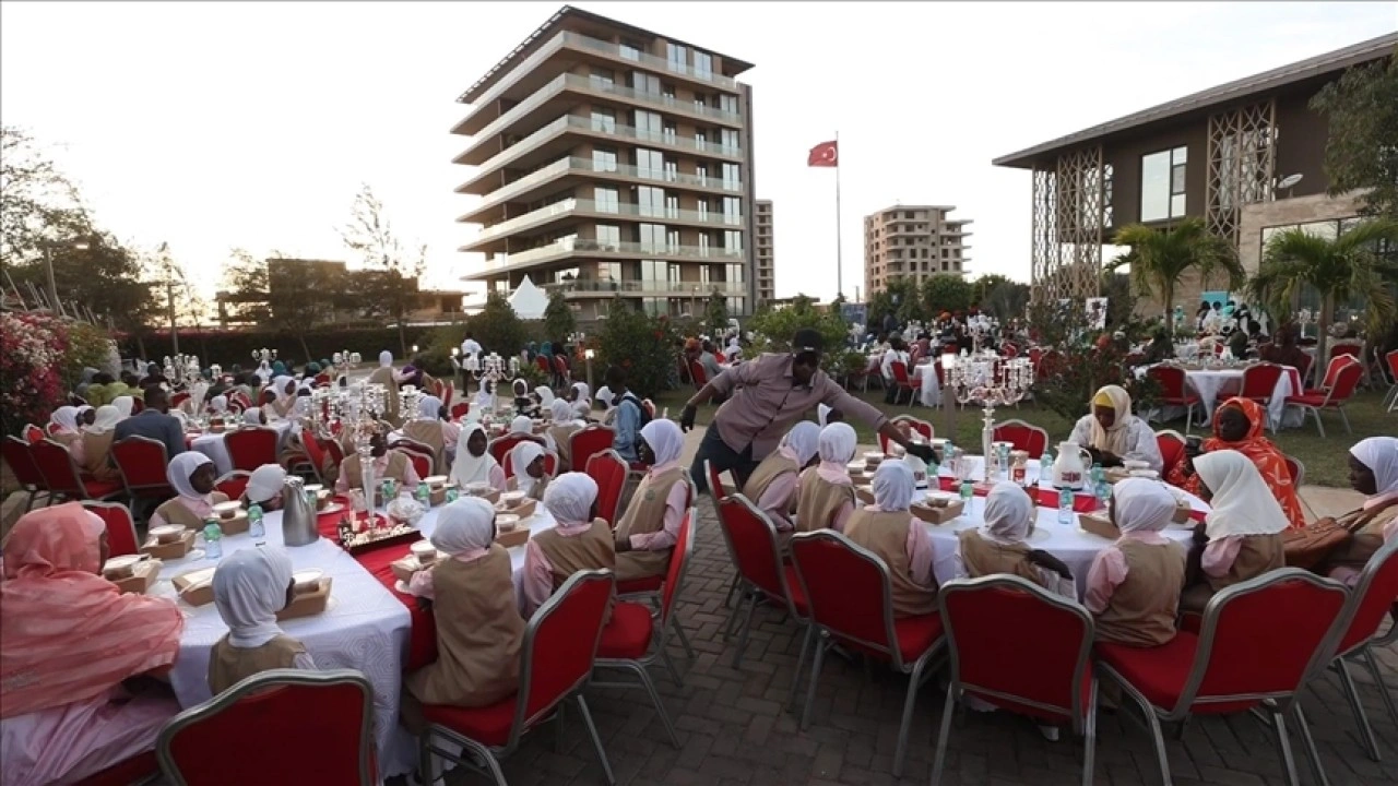 T&uuml;rkiye'nin Dakar B&uuml;y&uuml;kel&ccedil;iliğinde yetimler yararına iftar d&uuml;zenlendi