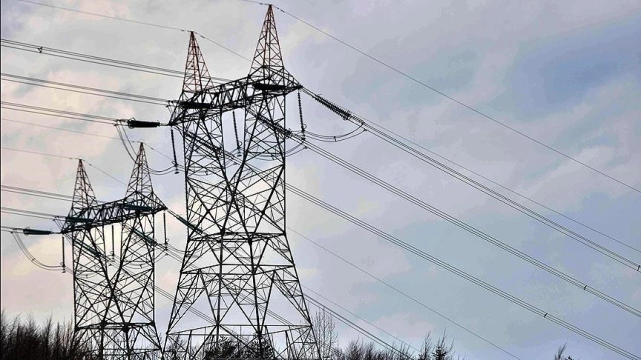 Türkiye'nin elektrik iletim ve dağıtım hatlarında kesintiye neden olacak sorun bulunmuyor