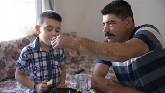 Türkiye'nin ilk çift kol nakilli hastası Cihan Topal kollarına gözü gibi bakıyor