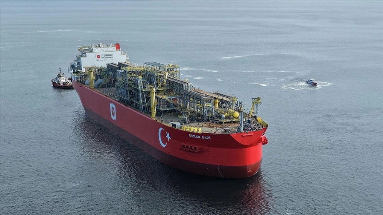 Türkiye'nin ilk yüzer gaz üretim platformu İstanbul'un fethinin yıl dönümünde Boğaz'd