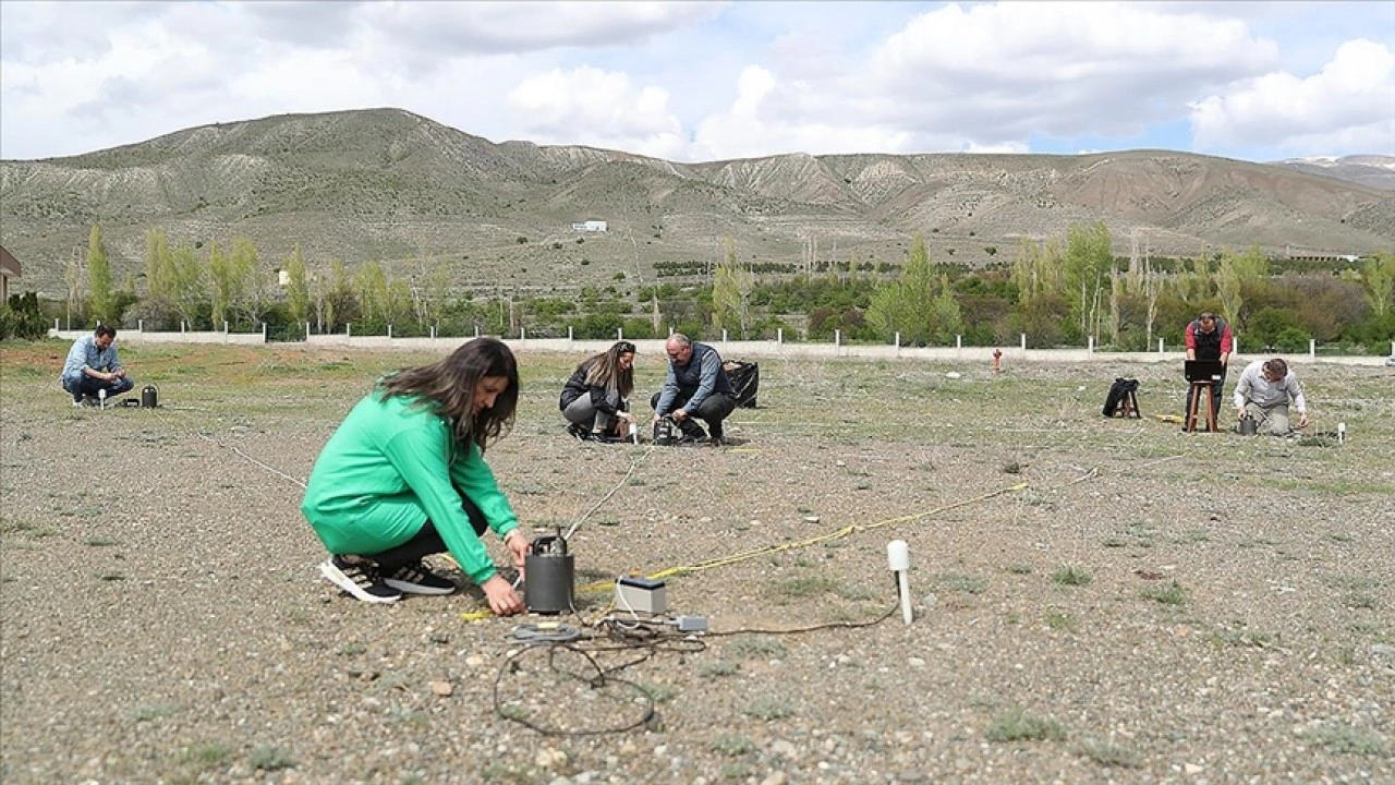 Türkiye'nin üçüncü deprem enstitüsü, fayların kesiştiği noktanın sismik hareketlerini izliyor
