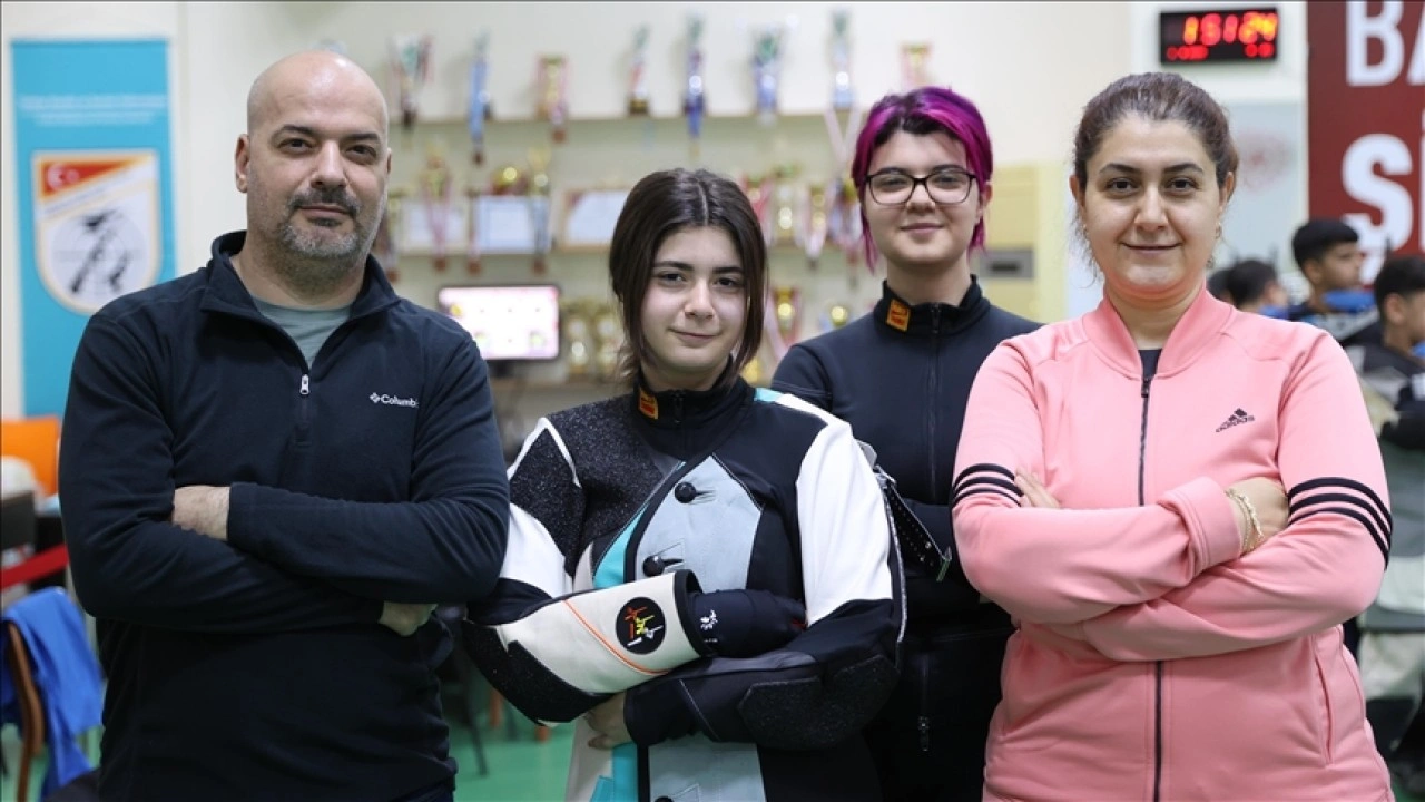 Türkiye şampiyonu İzla, atıcı annesi, babası ve rekortmen ablasının izinden gidiyor