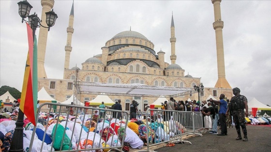 Türkiye tarafından inşa edilen Gana Millet Camisi ve Külliyesi'nde ilk bayram namazı kılındı