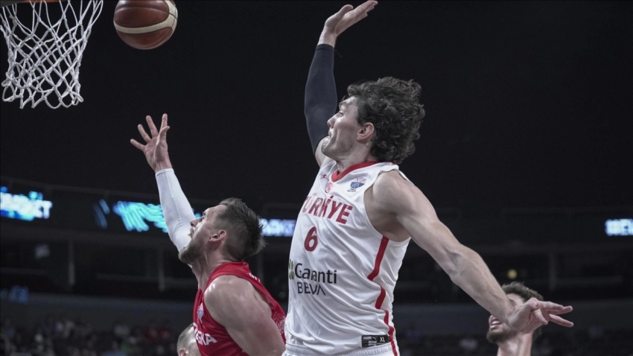 Türkiye-Yunanistan EuroBasket 2025 yarı final maçı 52 noktada dev ekrandan izlenecek