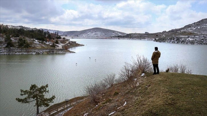 Türkiye'nin en az yağış alan bölgelerinden Konya Ovası'nda kar bereketi yaşanıyor