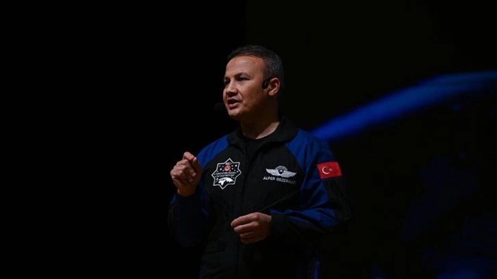Türkiye'nin ilk astronotu Alper Gezeravcı, Dokuz Eylül Üniversitesi'nde gençlerle bir aray
