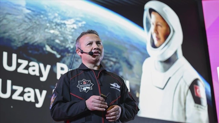 Türkiye'nin ilk astronotu Alper Gezeravcı, NEXT by TRT World Forum'da yeni nesle seslendi