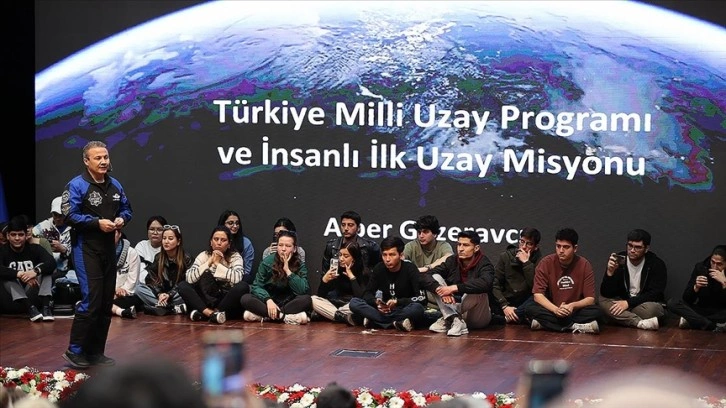 Türkiye'nin ilk astronotu Gezeravcı, Uşak'ta gençlerle buluştu