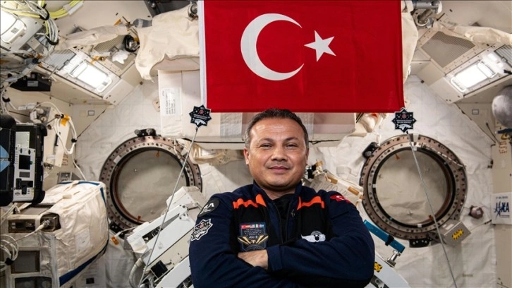 Türkiye'nin ilk astronotu Gezeravcı'dan, uzayda 