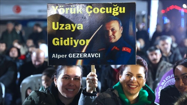 Türkiye'nin ilk astronotu Gezeravcı'nın hemşehrileri, uzay yolculuğunu dev ekranlardan tak