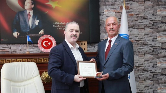 Tuşba'da AK Parti'li Salih Akman'a mazbatası verildi