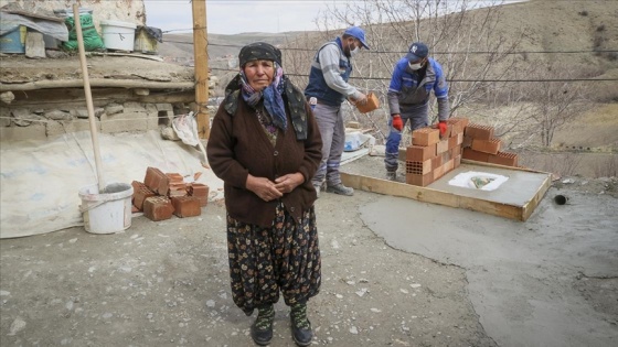 Tuvaleti ve banyosu olmayan kerpiç evde yaşayan 72 yaşındaki kadına belediyeden destek