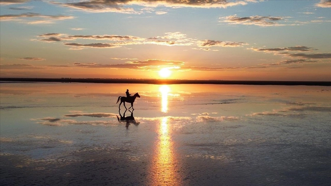 Tuz Gölü'nde gün batımı kızıl tonlarıyla görsel şölen oluşturdu