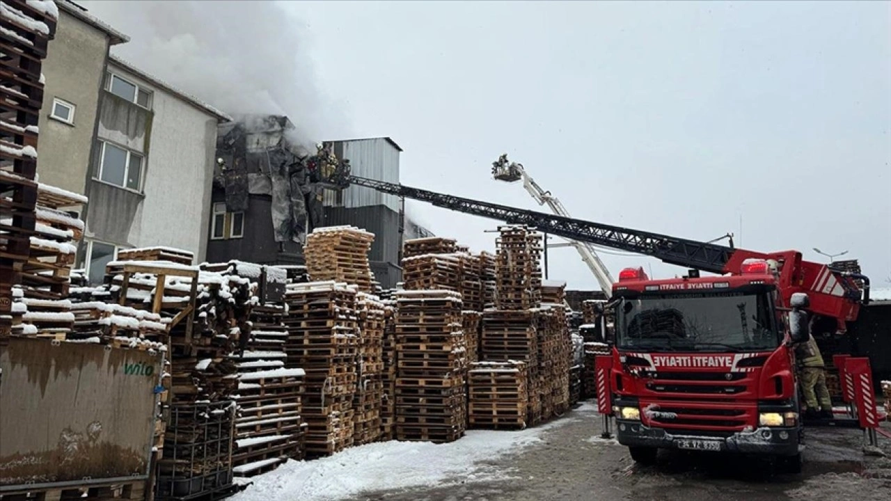 Tuzla'da fabrikada &ccedil;ıkan yangın s&ouml;nd&uuml;r&uuml;ld&uuml;