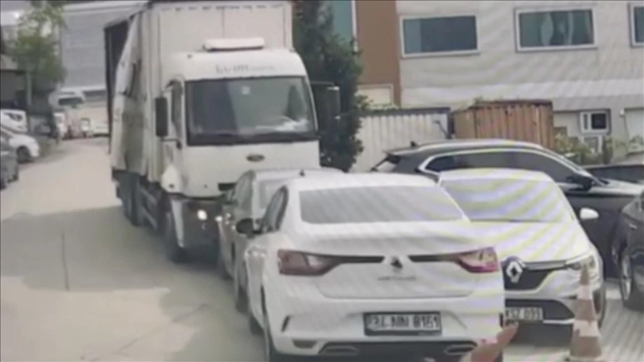 Tuzla'da park halindeyken freni boşalan kamyonun araçlara çarpma anı kamerada