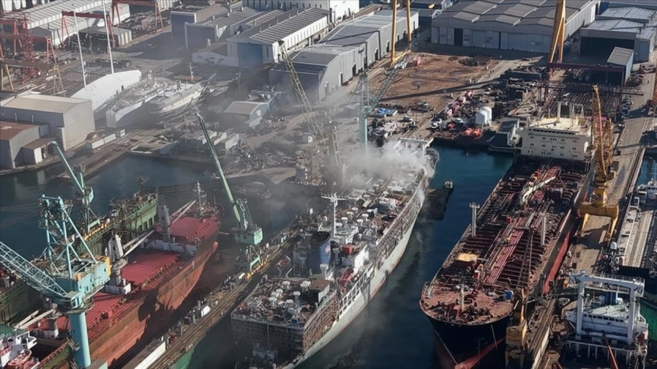 Tuzla'da tersanedeki gemide &ccedil;ıkan yangına m&uuml;dahale ediliyor