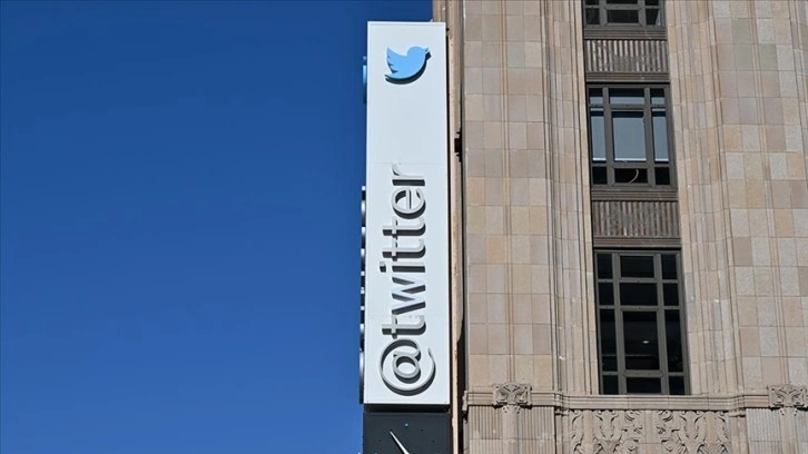 Twitter, Fransa'nın kamu yayıncılarını 'hükümetçe fonlanan medya' olarak etiketledi