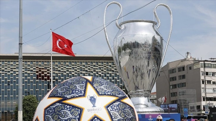 UEFA Şampiyonlar Ligi kupasının dev maketi Taksim Meydanı'nda