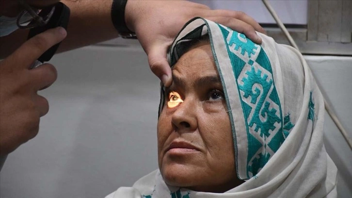 Uganda'da bulaşıcı "kırmızı göz" hastalığına yakalananların sayısı 7 bin 500'ü g