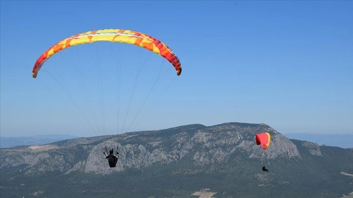 Uğruna İstanbul'u terk ettiği yamaç paraşütüyle Bilecik semalarında süzülüyor