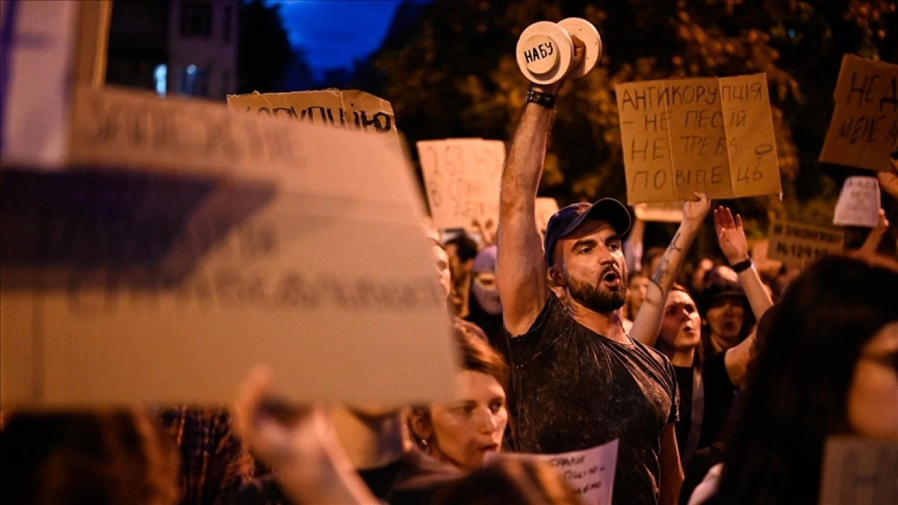 Ukrayna'da, yolsuzluğa karşı mücadele eden kurumların yetkisini kısıtlayan yasa protesto edildi