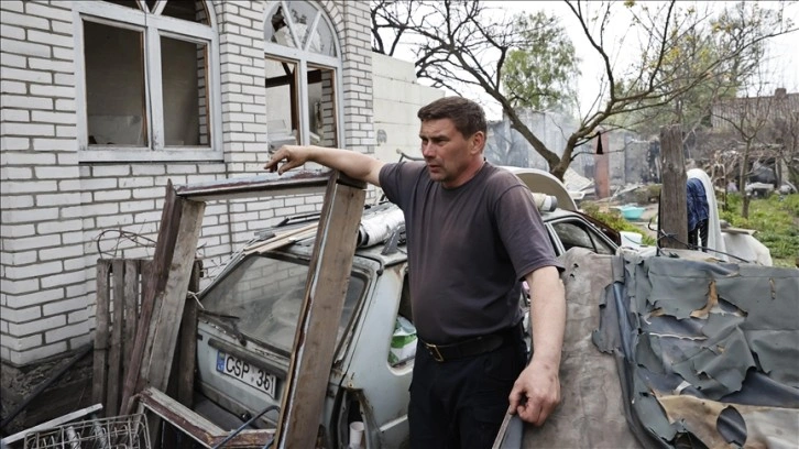 Ukrayna'da 'acil durum' görevlisi, başka evleri kurtarırken kendininkine sahip çıkama