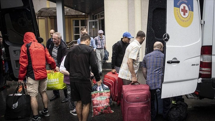 Ukrayna'da cephe hattındaki köylerde halk, saldırılar altında tahliye ediliyor