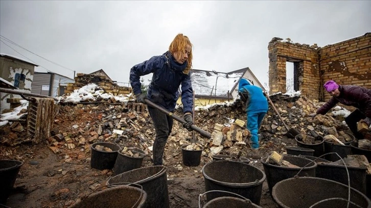 Ukrayna'da gönüllüler, evleri yıkılanlara yardım ediyor