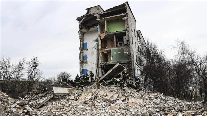 Ukrayna'da harabeye dönen Borodyanka'da ceset arama çalışmaları başladı