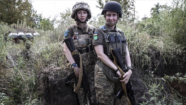 Ukrayna'da kadın askerler de ön cephede savaşıyor