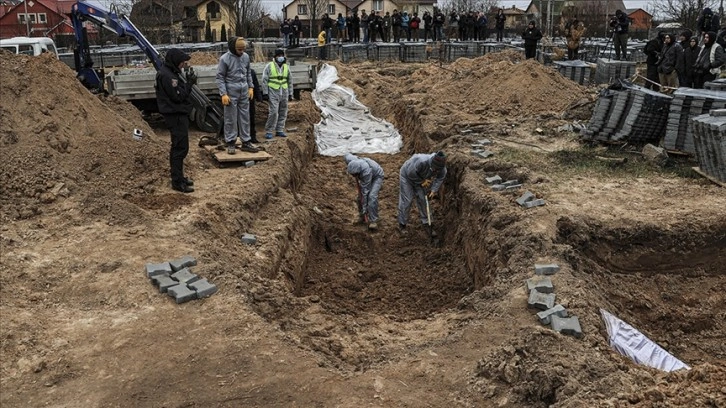 Ukrayna'da Rus saldırılarında ölen sivillerin cesetlerini arama çalışmaları sürüyor