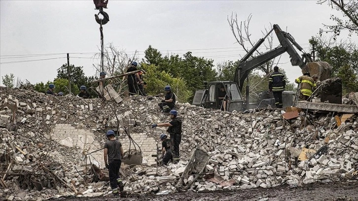 Ukrayna'da Rusya'nın vurduğu Çasov Yar şehrinde arama-kurtarma çalışmaları sürüyor