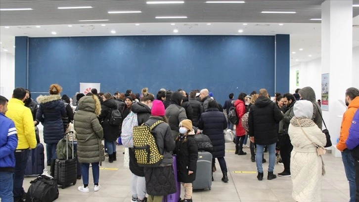 Ukrayna'dan tahliye edilen Türk vatandaşları Bükreş'e ulaştı