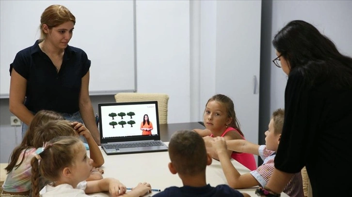 Ukraynalı çocuklara İzmir'de Türkçe eğitimi veriliyor
