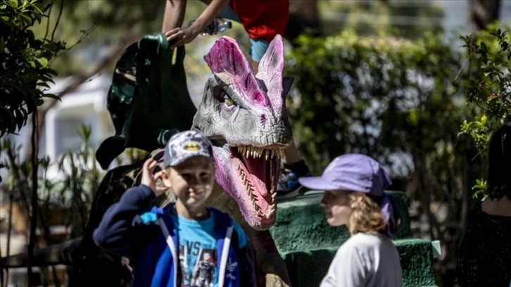 Ukraynalı savaş mağduru çocuklar Dinopark'ta eğlendi