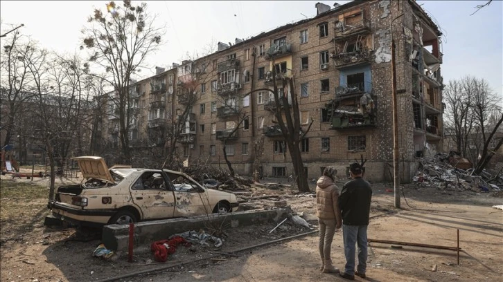 Ukraynalılar, bombardıman tehlikesine rağmen Kiev'de yaraları sarmaya çalışıyor