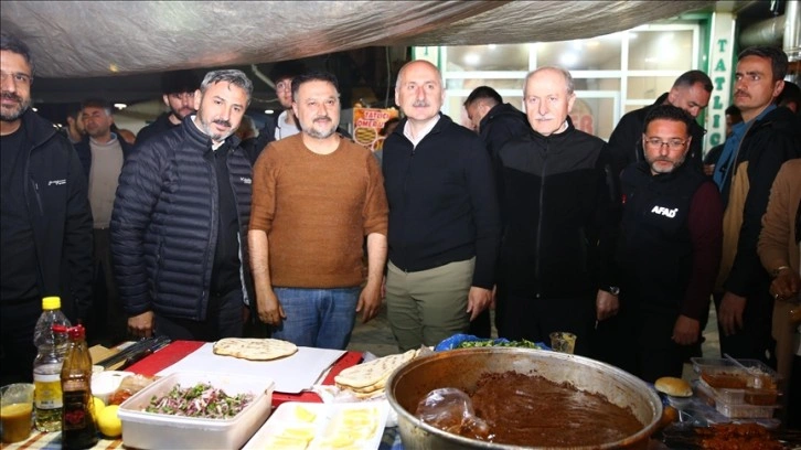 Ulaştırma ve Altyapı Bakanı Karaismailoğlu, ilk iftarı Adıyaman'da depremzedelerle yaptı