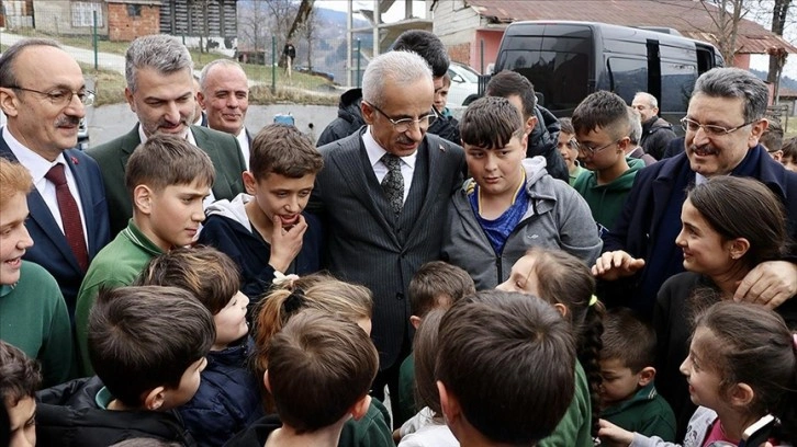 Ulaştırma ve Altyapı Bakanı Uraloğlu, Trabzon'da ilçe ziyaretinde bulundu