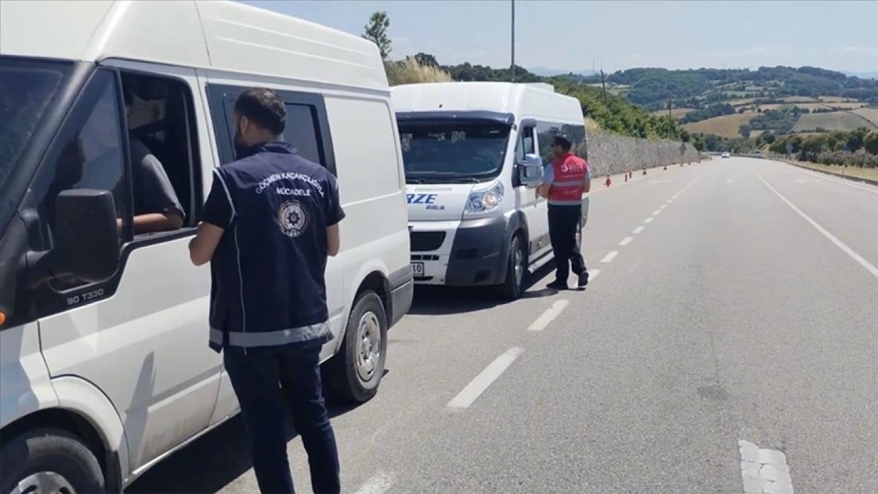 Ülke genelindeki denetimlerde 15 göçmen kaçakçısı ve 446 düzensiz göçmen yakalandı