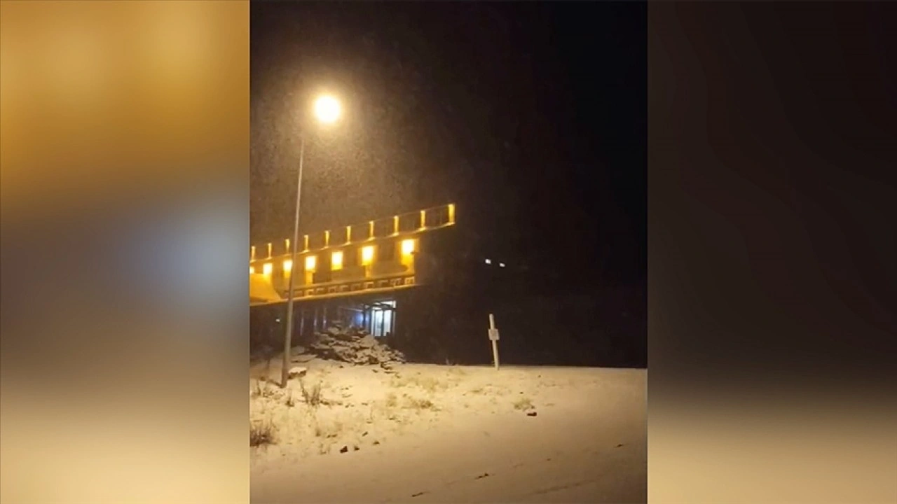 Uludağ'da Oteller Bölgesi kar yağışıyla beyaza büründü