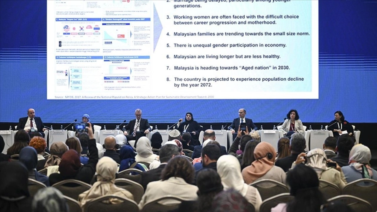Uluslararası Aile Forumu'nun ikinci gününde nüfusla ilgili panel yapıldı