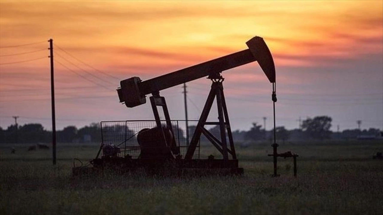 Uluslararası Enerji Ajansı, küresel petrol talebi artış öngörüsünü aşağı yönlü revize etti