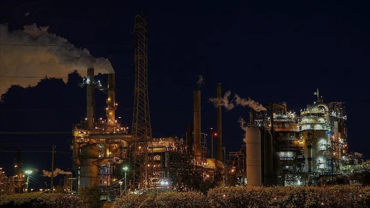 Uluslararası Enerji Ajansı, küresel petrol talebi artış öngörüsünü düşürdü