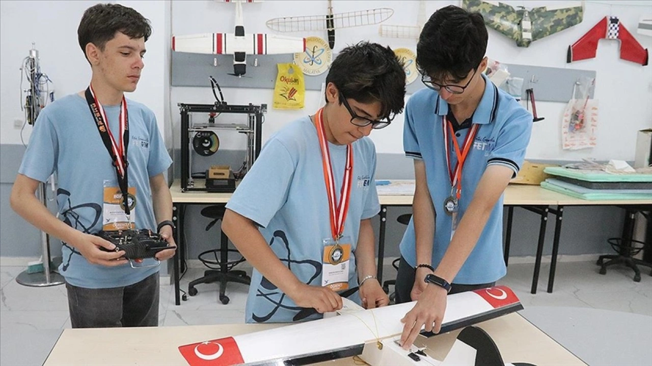 Uluslararası robot yarışmasında birinci olan depremzede öğrenciler, yeni başarılara odaklandı