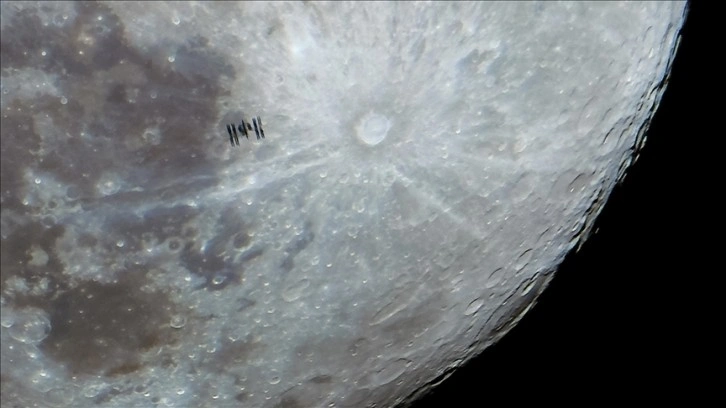 Uluslararası Uzay İstasyonu, ay ile görüntülendi