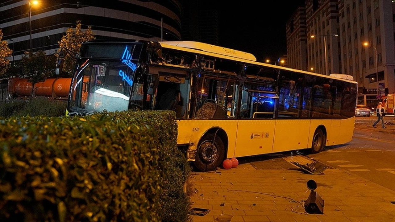 Ümraniye'de İETT otobüsü ile otomobilin çarpıştığı kazada 2 kişi yaralandı