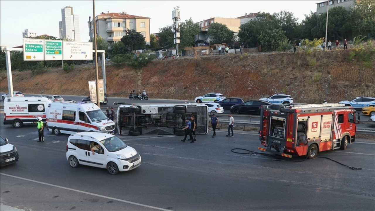 Ümraniye TEM Otoyolu'nda servis aracının devrilmesi sonucu 8 kişi yaralandı