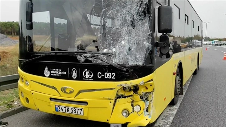 Ümraniye'de İETT otobüsü ile servis minibüsü çarpıştı, 7 kişi yaralandı