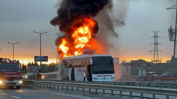 Ümraniye’de iki yolcu otobüsü yandı