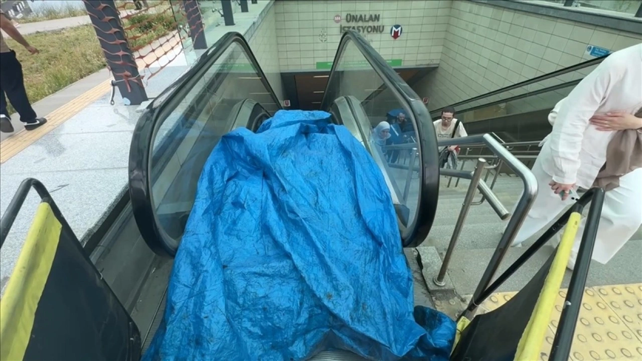 Ünalan Metro İstasyonu'nda yürüyen merdivenin basamağı kırıldı